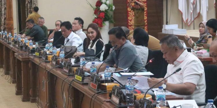 Pembahasan Banggar di DPRD Sulut. (foto: istimewa)