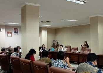 Wakil Ketua Pansus RT/RW, Cindy Wurangian, saat menyampaikan pendapatnya. (foto: meikel/barta)