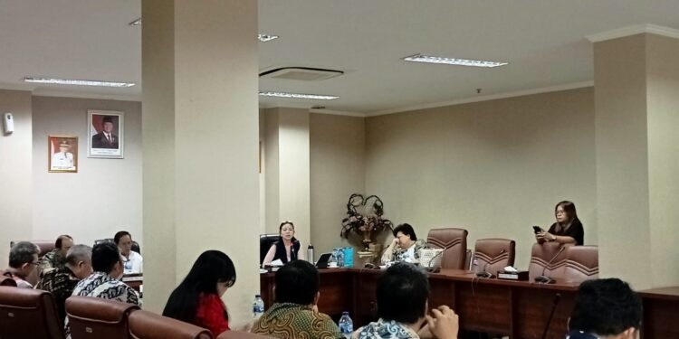 Wakil Ketua Pansus RT/RW, Cindy Wurangian, saat menyampaikan pendapatnya. (foto: meikel/barta)