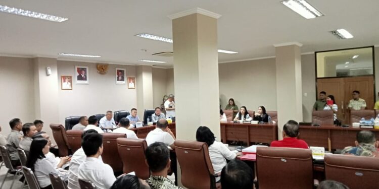 RDP Lintas Komisi DPRD Sulut bersama Masyarakat dan BPN Manado. (foto: meikel/barta)