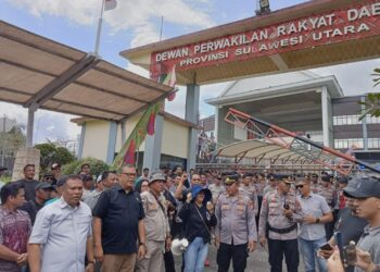 Anggota DPRD Sulut, Amir Liputo dan Louis Carl Scrmm saat temui massa aksi. (foto: meikel/barta)