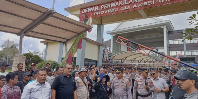 Anggota DPRD Sulut, Amir Liputo dan Louis Carl Scrmm saat temui massa aksi. (foto: meikel/barta)
