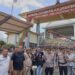 Anggota DPRD Sulut, Amir Liputo dan Louis Carl Scrmm saat temui massa aksi. (foto: meikel/barta)