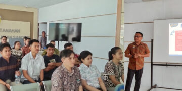 Foto: Kepala Kantor Pertanahan Kabupaten Kepulauan Sangihe, Raynold Alex Mukau, memaparkan materi Sosialisasi Anti Korupsi kepada pegawai dan mitra kerja di Aula Kantor Pertanahan, Kamis, 14 Agustus 2025. (Dok. Istimewa)