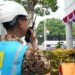 Di samping kibaran Sang Merah Putih, petugas PLN bersiaga penuh mengamankan pasokan listrik, bukan hanya sekadar tugas, namun bentuk pengabdian kepada bangsa dan negara. (foto: Humas PLN)