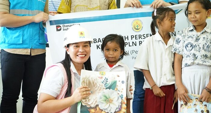 Senyum bahagia siswa SDN 13 Donggala setelah PLN menghadirkan SuperSun. (foto: Humas PLN Sulutenggo)