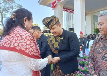 Dosen Jurusan Teknik Sipil Polimdo, Dwars Soukotta, S.T., M.Ars menerima pengharagaan dari Direktur Polimdo, Dra Mareyke Alelo,MBA. (foto; meikel/barta)