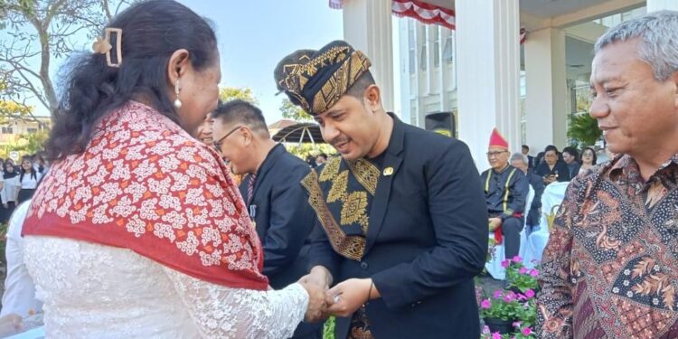 Dosen Jurusan Teknik Sipil Polimdo, Dwars Soukotta, S.T., M.Ars menerima pengharagaan dari Direktur Polimdo, Dra Mareyke Alelo,MBA. (foto; meikel/barta)