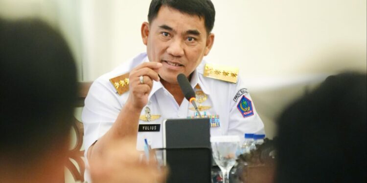 Gubernur Mayjen Yulius Selvanus SE. (foto: istimewa)