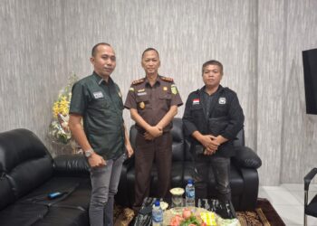 Silahturahmi Pengurus PWI bersama Kajari Bitung Krisna Pramono, S.H, di Kantor Kejaksaan Negeri Bitung. (Foto: Chris/Barta1)