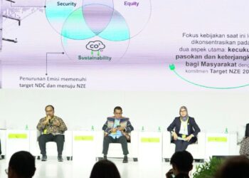 Suasana diskusi panel bertajuk Habis Gelap Terbitlah Terang Upaya dan Inovasi Pemerintah Terangi Desa Terpencil dalam acara Energi dan Mineral Festival 2025 di Jakarta. (Foto: Humas PLN)