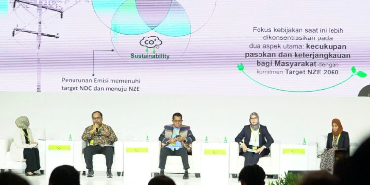 Suasana diskusi panel bertajuk Habis Gelap Terbitlah Terang Upaya dan Inovasi Pemerintah Terangi Desa Terpencil dalam acara Energi dan Mineral Festival 2025 di Jakarta. (Foto: Humas PLN)