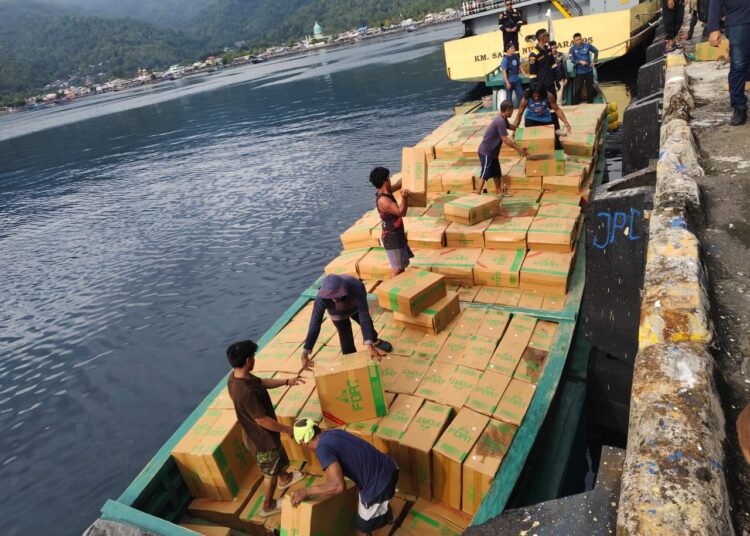 Foto: 825 karton rokok merk Fort Black Menthol dan Fort Menthol 100s, dikeluarkan dari kapal di Pelabuhan Tahuna Kepulauan Sangihe. (Dok. Istimewa)