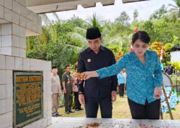 Bupati Michael Thungari dan Ketua TPPKK Sangihe Cherry Soeyoenus menabur bunga di Makam Pahlawan Nasional Bataha Santiago. (Dok. Rendy/Barta1)