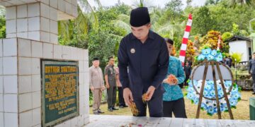 Foto: Bupati Kepulauan Sangihe Michael Thungari menabur bunga di Makam Pahlawan Nasional Bataha Santiago. (Dok. Rendy/Barta1)