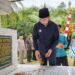 Foto: Bupati Kepulauan Sangihe Michael Thungari menabur bunga di Makam Pahlawan Nasional Bataha Santiago. (Dok. Rendy/Barta1)