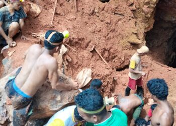 Foto: Pencarian korban penambang di lokasi PETI Bowone. (Dok. Istimewa)