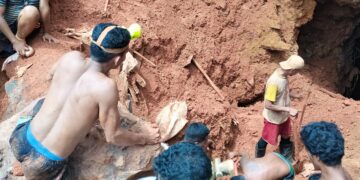 Foto: Pencarian korban penambang di lokasi PETI Bowone. (Dok. Istimewa)