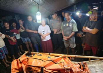 Foto: Kedua korban berhasil dievakuasi pukul 21.40 Wita dalam keadaan meninggal dunia. (Dok. Istimewa)