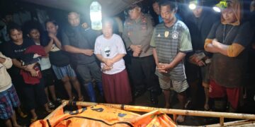 Foto: Kedua korban berhasil dievakuasi pukul 21.40 Wita dalam keadaan meninggal dunia. (Dok. Istimewa)