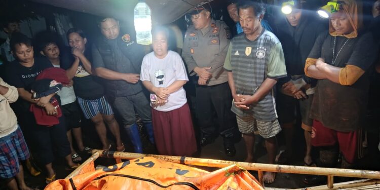 Foto: Kedua korban berhasil dievakuasi pukul 21.40 Wita dalam keadaan meninggal dunia. (Dok. Istimewa)