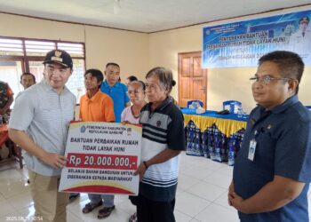 Foto: Bupati secara simbolis menyerahkan bantuan RTLH di Kecamatan Kendahe. (Dok. Istimewa)
