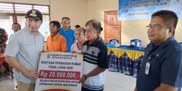 Foto: Bupati secara simbolis menyerahkan bantuan RTLH di Kecamatan Kendahe. (Dok. Istimewa)