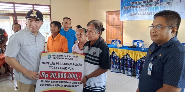 Foto: Bupati secara simbolis menyerahkan bantuan RTLH di Kecamatan Kendahe. (Dok. Istimewa)