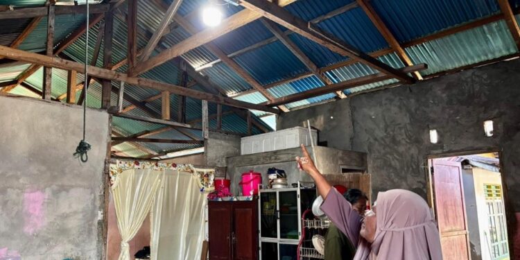 Ibu Husna Yonas Warga Pulau Nanedakele menunjukan rasa bersyukurnya ketika bisa menikmati listrik 24 jam dari PLN. (Foto: Humas PLN Sulutenggo)