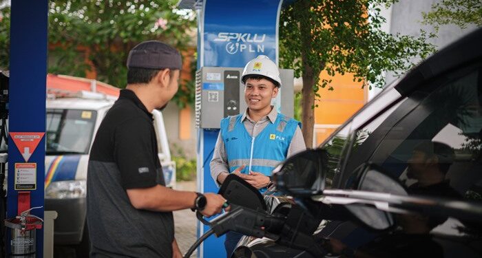Ilustrasi pegguna kendaraan listrik saat mengisi daya di Stasiun Pengisian Kendaraan Listrik Umum (SPKLU). Pengembangan solusi digital untuk ekosistem kendaraan listrik, seperti SPKLU dan layanan electric vehicle (EV) lainnya yang terintegrasi dengan PLN Mobile adalah salah satu strategi beyond kWh dari PLN. Strategi ini merupakan bagian dari visi PLN untuk menjadi perusahaan Energy as a Service (EaaS).(foto: Humas PLN Sulutenggo)