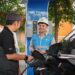 Ilustrasi pegguna kendaraan listrik saat mengisi daya di Stasiun Pengisian Kendaraan Listrik Umum (SPKLU). Pengembangan solusi digital untuk ekosistem kendaraan listrik, seperti SPKLU dan layanan electric vehicle (EV) lainnya yang terintegrasi dengan PLN Mobile adalah salah satu strategi beyond kWh dari PLN. Strategi ini merupakan bagian dari visi PLN untuk menjadi perusahaan Energy as a Service (EaaS).(foto: Humas PLN Sulutenggo)