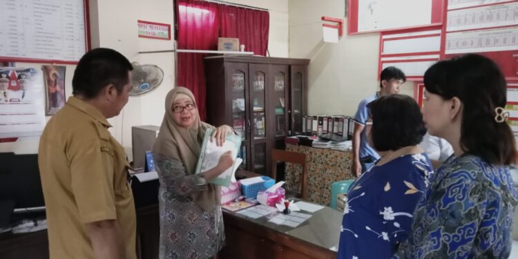 Dosen AB Polimdo, Iyam L. Dua, SE., M.Si saat menjelaskan tentang kearsipan. (foto: meikel/barta)