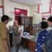Dosen AB Polimdo, Iyam L. Dua, SE., M.Si saat menjelaskan tentang kearsipan. (foto: meikel/barta)