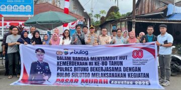 Kapolres Bitung AKBP Albert Zai, SIK, MH saat menggelar Pasar Murah di Pasar Girian. (foto: Chris/Barta1)