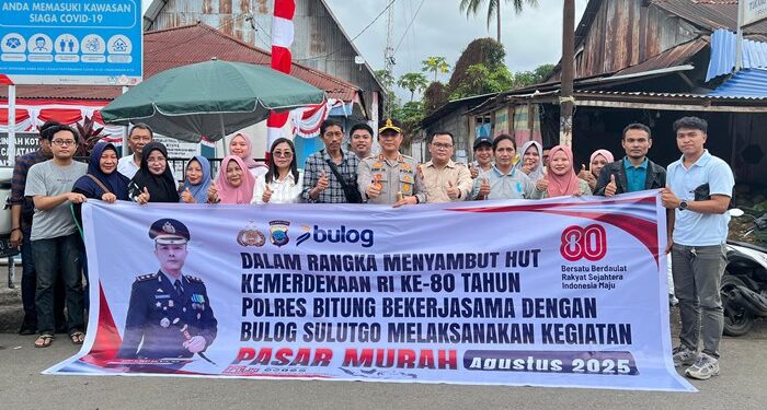 Kapolres Bitung AKBP Albert Zai, SIK, MH saat menggelar Pasar Murah di Pasar Girian. (foto: Chris/Barta1)