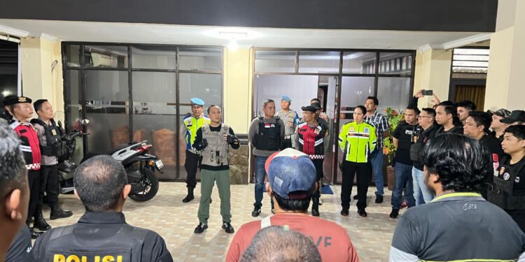 Kapolres Bitung AKBP Albert Zai, SIK, MH. pimpin Apel Konsolidasi personil lapangan Polres Bitung di Lobi Polres Bitung. (foto: Chris/Barta1)