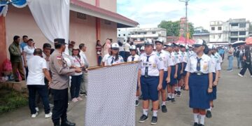 Kapolsek Maesa AKP Ferry F. Padama melepas peserta lomba gerak jalan tingkat SMP. (foto: Chris/Barta1)