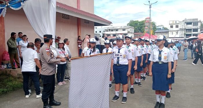 Kapolsek Maesa AKP Ferry F. Padama melepas peserta lomba gerak jalan tingkat SMP. (foto: Chris/Barta1)