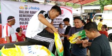 Kegiatan Pasar Murah di Pasar Winenet Bitung. (foto: Chris/Barta1)