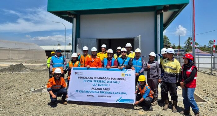 Kegiatan Penyalaan Pelanggan Potensial untuk Pasang Baru di Desa Bahomotefe, Kecamatan Bungku Timur, Kabupaten Morowali, Sulawesi Tengah.. (foto: Humas PLN)