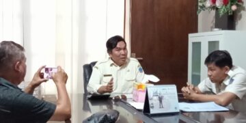 Kepala UPTD PPD Samsat Bitung Arthur Tuela, SE, di Kantor UPTD Samsat Bitung. (foto: Chris/Barta1)