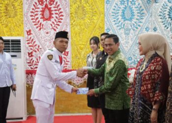 Wali Kota, dr. Weny Gaib, Sp.M,Apresiasi Paskibraka Kotamobagu. (foto: Angga/Barta)