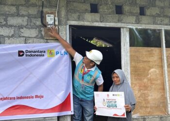 PLN mewujudkan mimpi keluarga prasejahtera untuk mendapatkan sambungan listrik baru dengan total 154 keluarga prasejahtera tersebar di wilayah Sulawesi Utara, Sulawesi Tengah dan Gorontalo. (foto: Humas PLN)