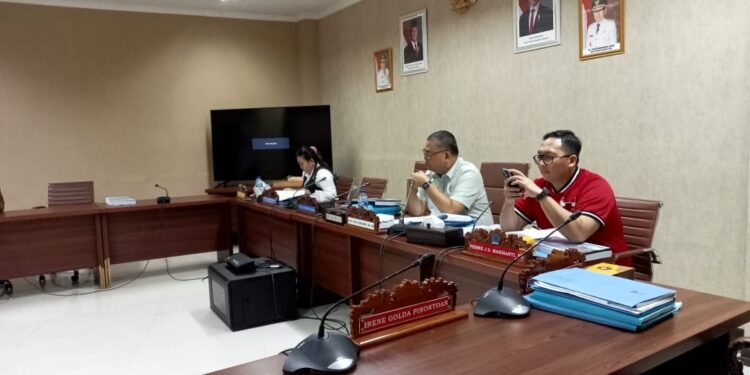 Wakil Ketua Komisi IV, Louis Carl Schramm dan para anggota komisi. (foto: meikel/barta)