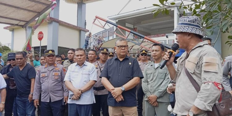 Anggota DPRD Provinsi Sulut, Louis Carl Schramm, saat menerima massa aksi. (foto; meikel/barta)