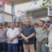 Anggota DPRD Provinsi Sulut, Louis Carl Schramm, saat menerima massa aksi. (foto; meikel/barta)