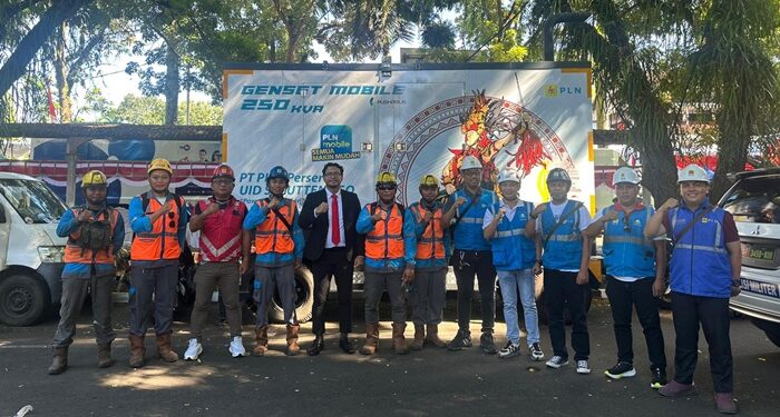 Manager PLN UP3 Manado (Kelima dari kiri) bersama petugas teknik saat siaga pasokan listrik pelaksanaan Hut RI ke-80 di Kantor Gubernur Sulawesi Utara.. (foto: Humas PLN)
