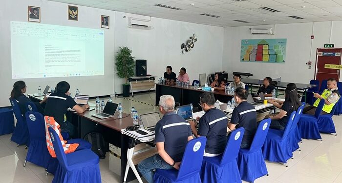 Manajemen PT Tirta Investama Airmadidi Minahasa Utara belajar jurnalistik bersama tim AMSI Wilayah Sulawesi Utara. (foto: AMSI Sulut).