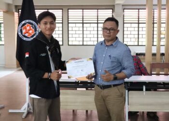 Ketua umum UKM Multimedia , Dicky Makapuas menyerahkan piagam kepada pemateri, yakni Kepala Jurusan Teknik Elektro Polimdo, Marson Budiman SST., MT. (foto: istimewa)