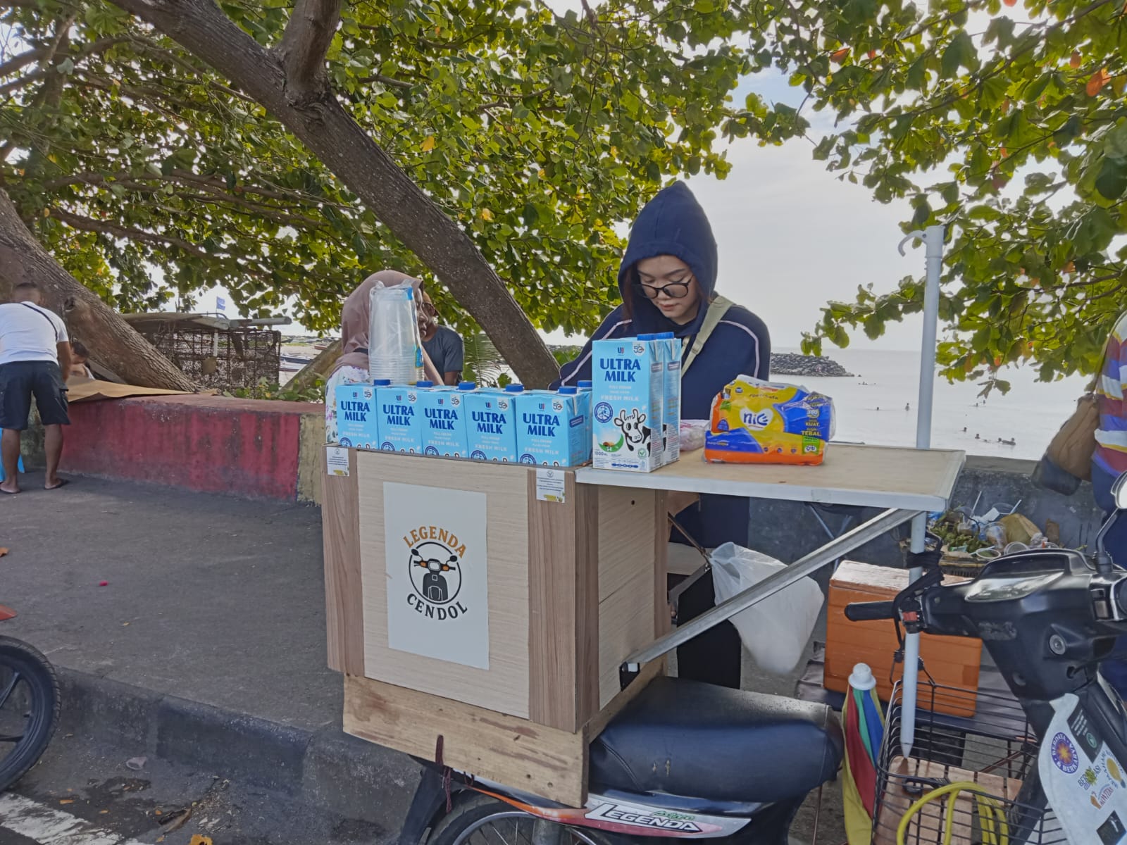 Saat Mutiara Makawusi melayani pembeli. (foto: meikel/barta)